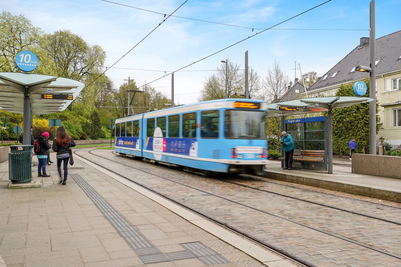 Fra Frogner plass går både trikk nr. 12 og 15 i tillegg til 20-bussen. Veien er heller ikke lang til Bygdøy allé hvor du også finner adgang fra 30 og 31 bussen. Galleribilde