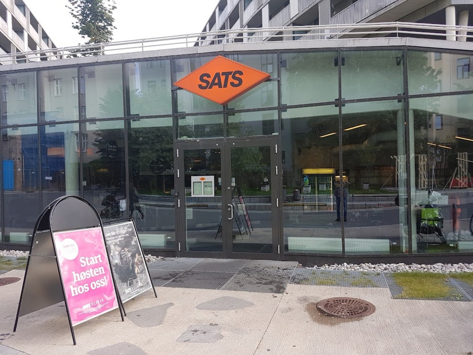 Sats Schous plass ligger i gangavstand til eiendommen. Galleribilde