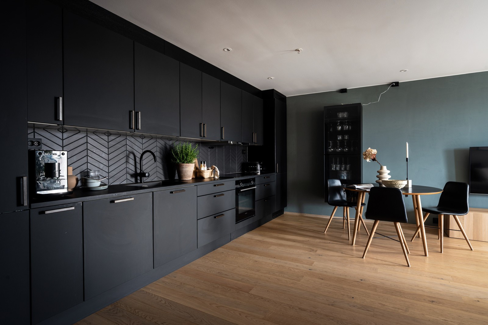 Moderne standard med stilrene detaljer.