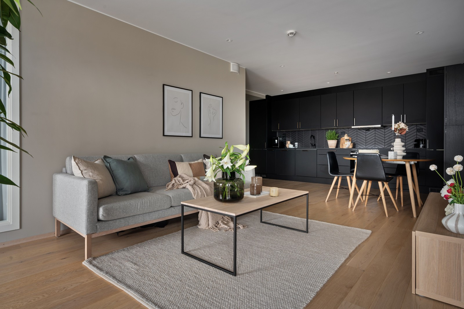 Stuen er hjemmets naturlige samlingspunkt, med plass til både hverdag og fest.