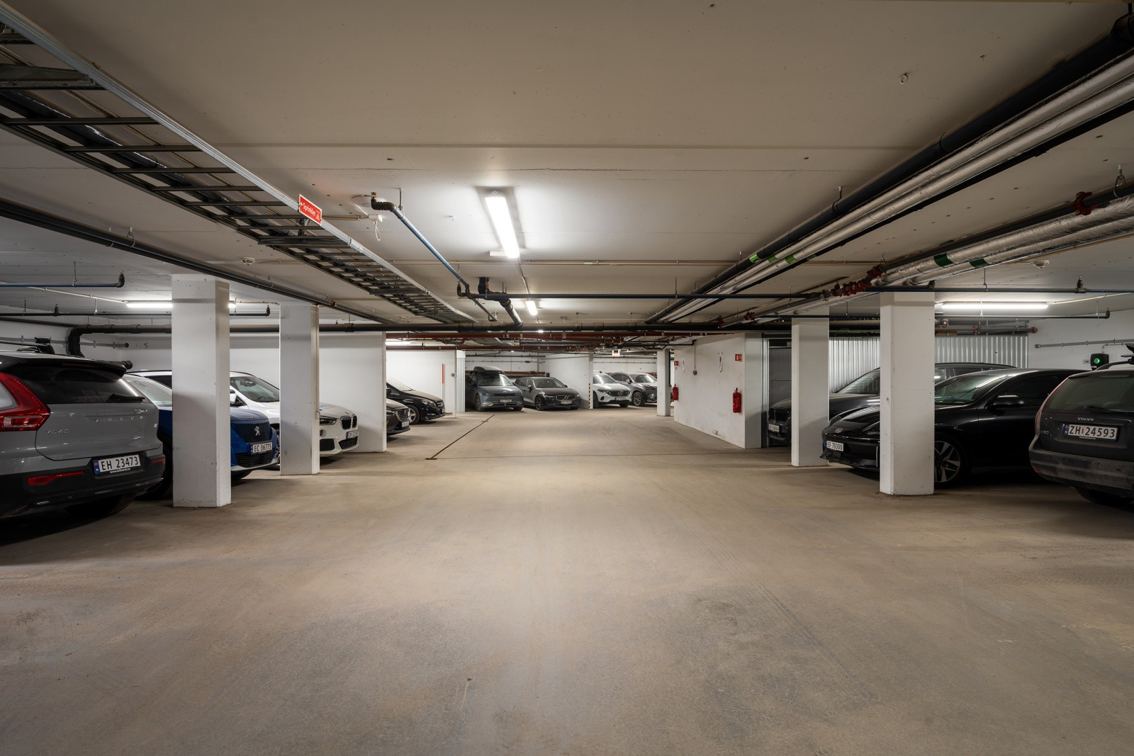 Leiligheten har fast parkeringsplass i felles garasjeanlegg.