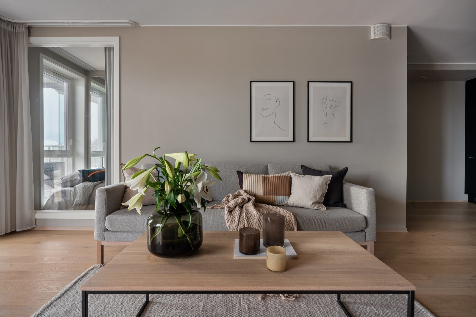 Stuen er også preget av moderne fargevalg og fremstår som stilrent.