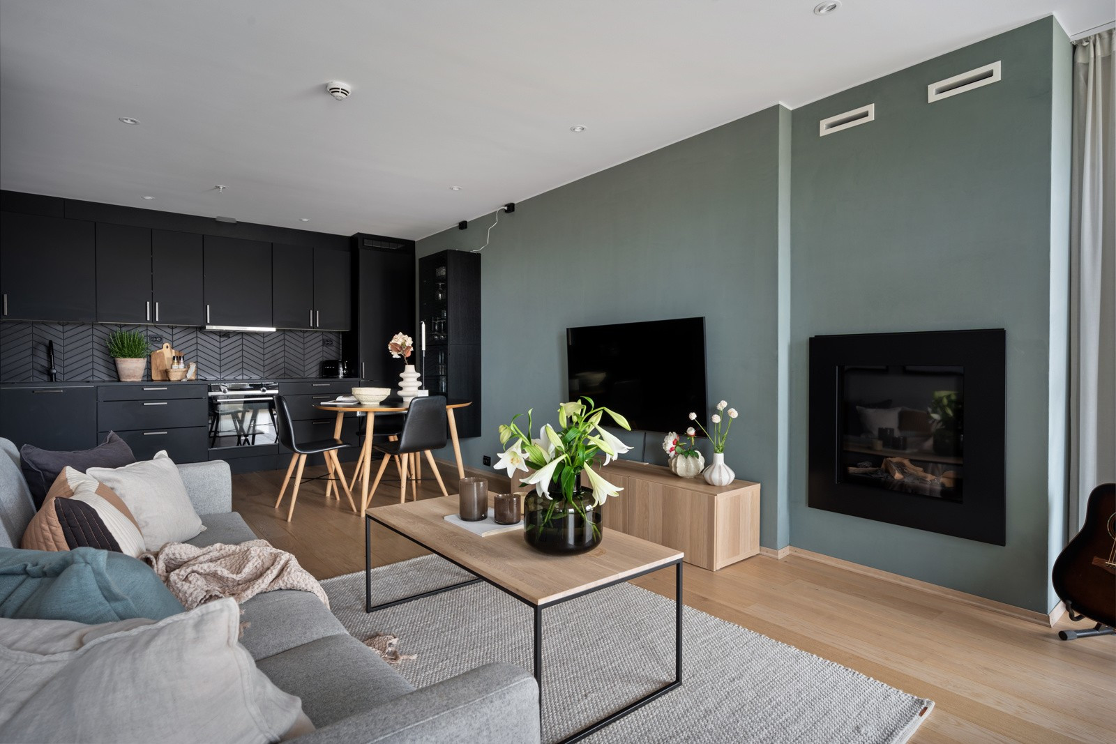 Stuen har rikelig med plass for sofagruppe, spisebord og annen innredning, og byr på særdeles gode lysforhold fra de mange vindusflatene.