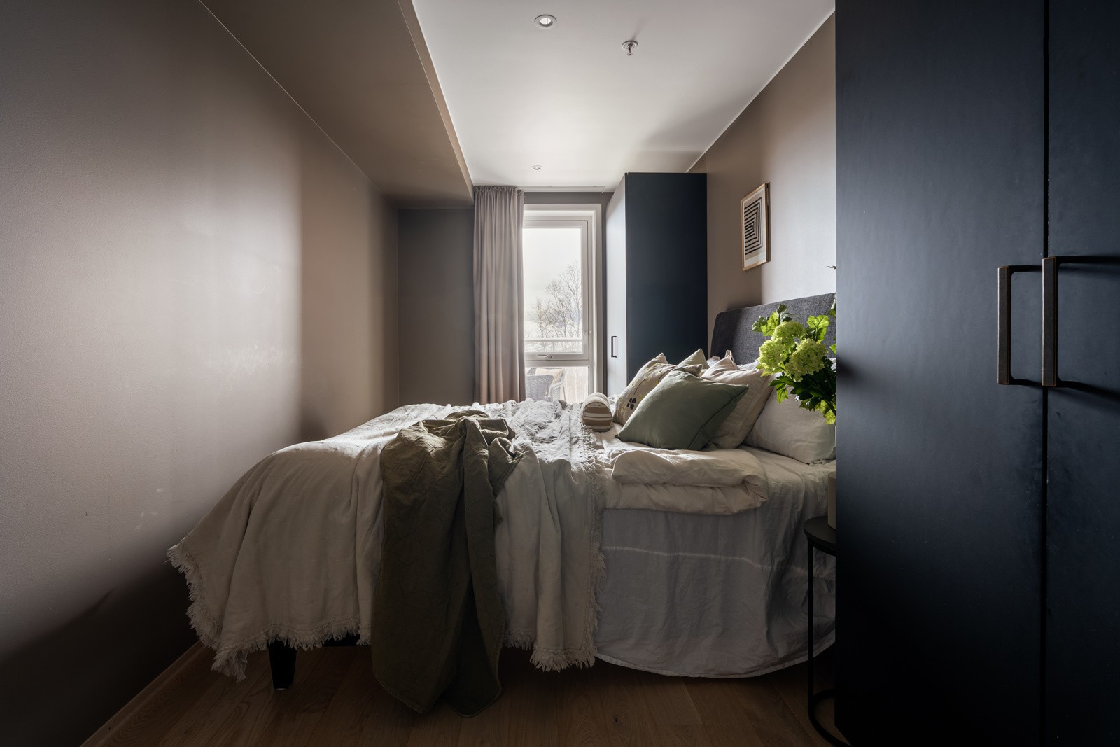 Leilighetens hovedsoverom tilbyr god plass til seng, nattbord og garderobeskap etter behov.