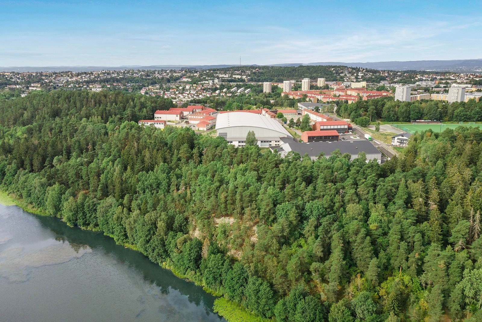 Manglerud Skole og idrettsanlegget ligger innenfor kort gange Galleribilde