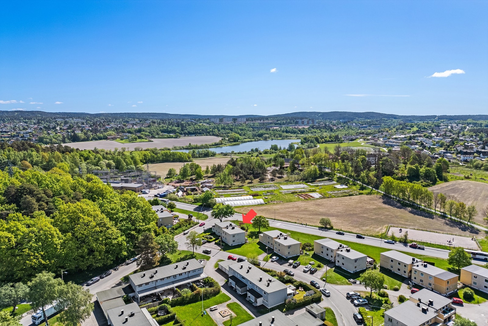 I første rekke mot Abildsø Gård og med turstier ned til Østensjøvannet rett utenfor døren Galleribilde