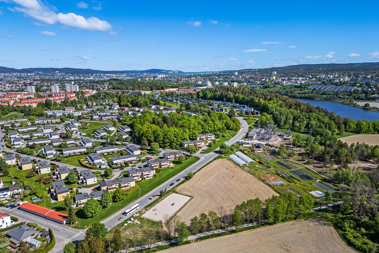 Idyllisk beliggende med kort avstand til off.komm. og rekreasjonsmuligheter runt Østensjøvannet Galleribilde
