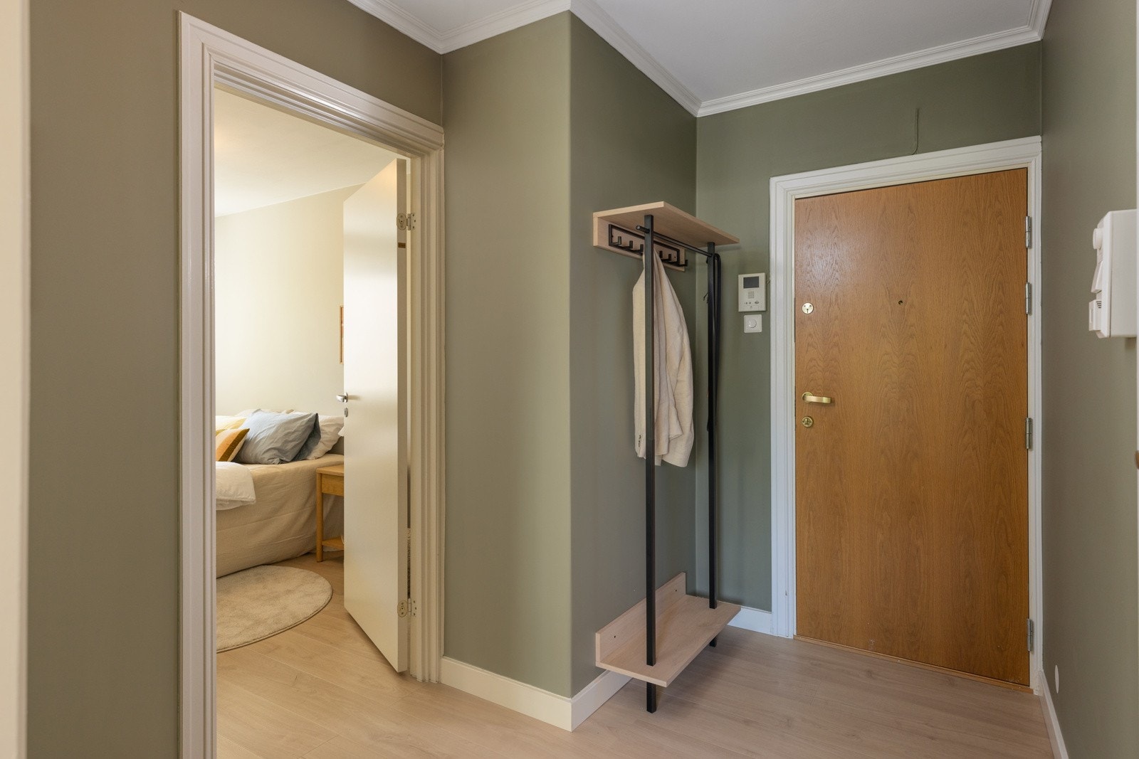 Inngangsdør med sikkerhetslås, kikkehull og callinganlegg med fargemonitor Galleribilde