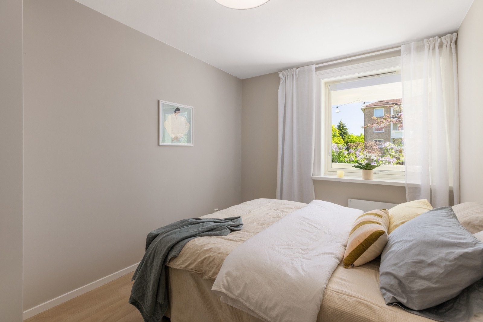 Om ønskelig kan en ha pult på soverommet for hjemmekontor Galleribilde