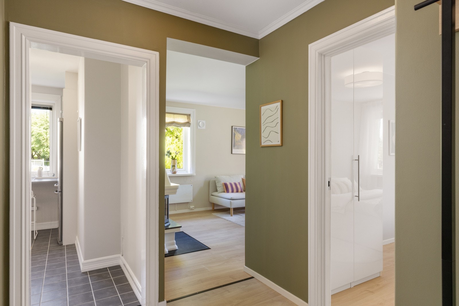 Entré med videre tilgang til kjøkken og stue Galleribilde