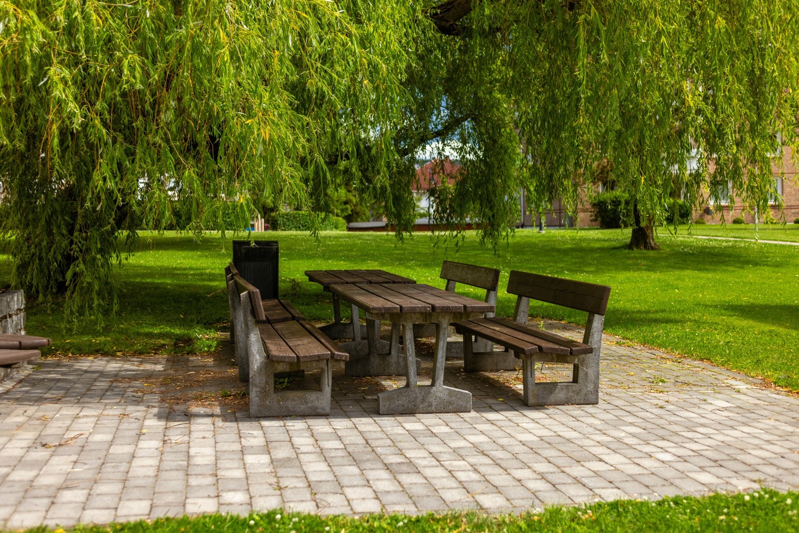 Borettslaget har flere sittegupper og grillplasser til fri bruk for beboerne Galleribilde