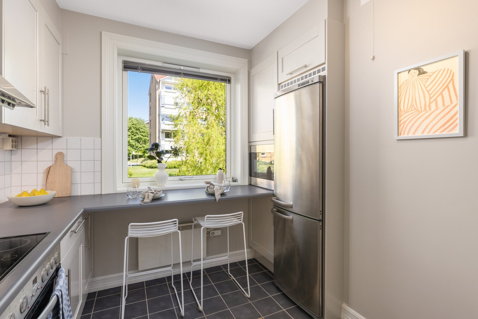 Plass til kjøkkenstoler ved vindu for de raske måltidene i hverdagen Galleribilde