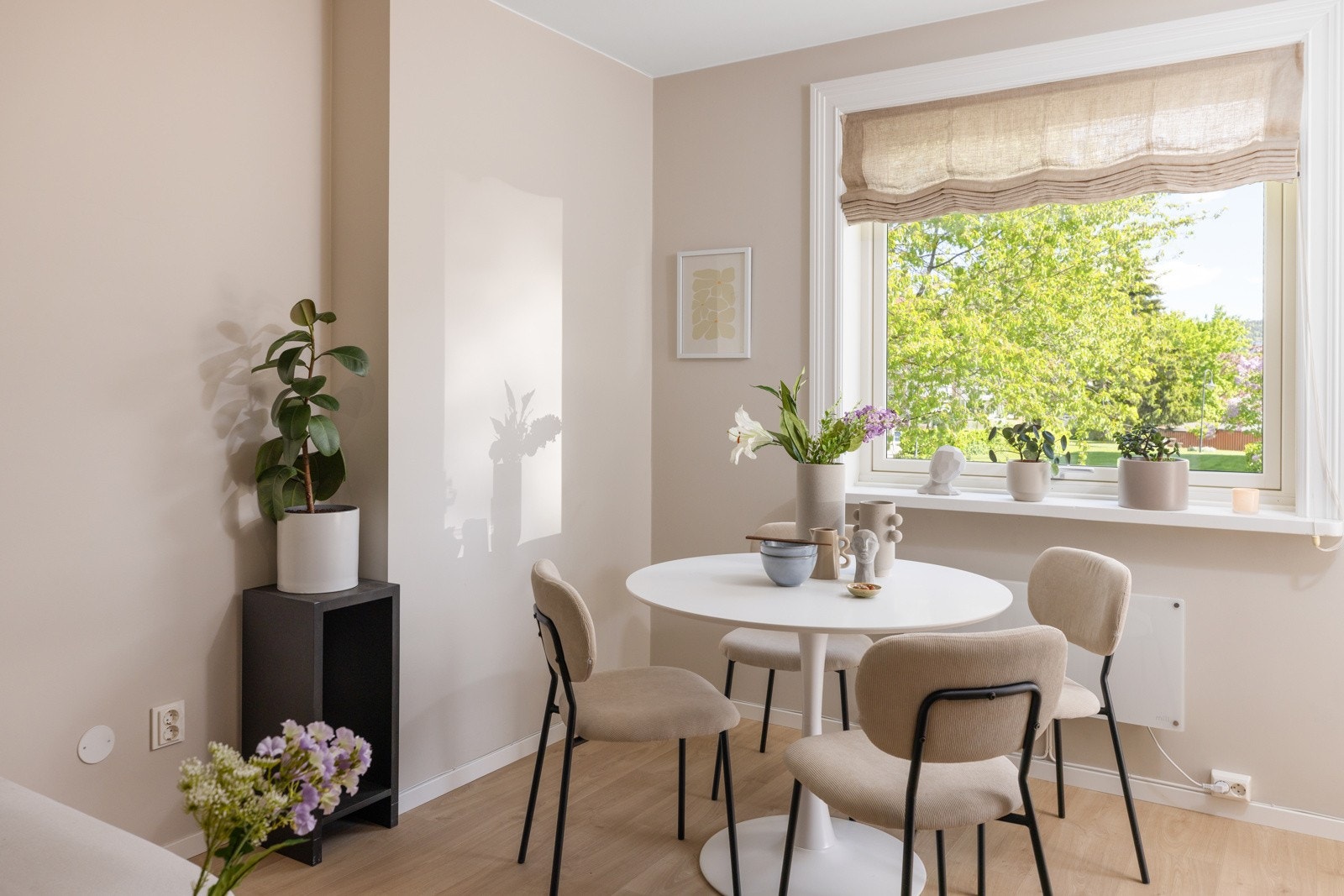 God plass til sittegruppe og spisebord Galleribilde