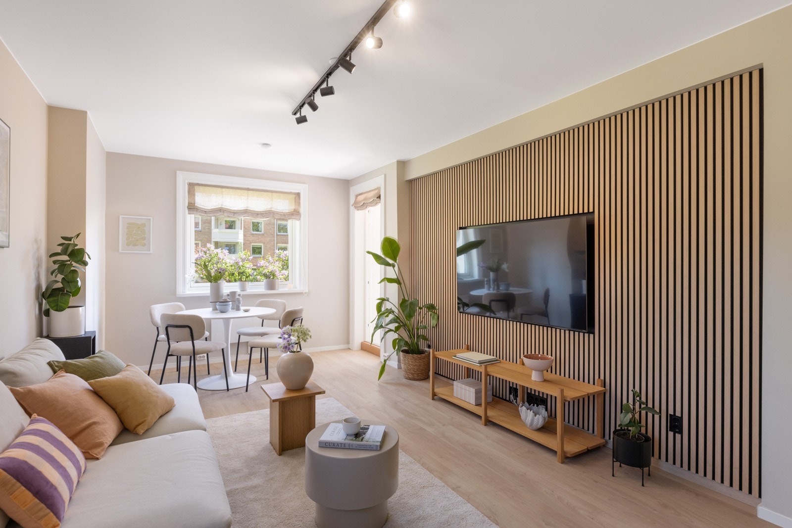 Innbydede stue som ble renovert i 2023 Galleribilde