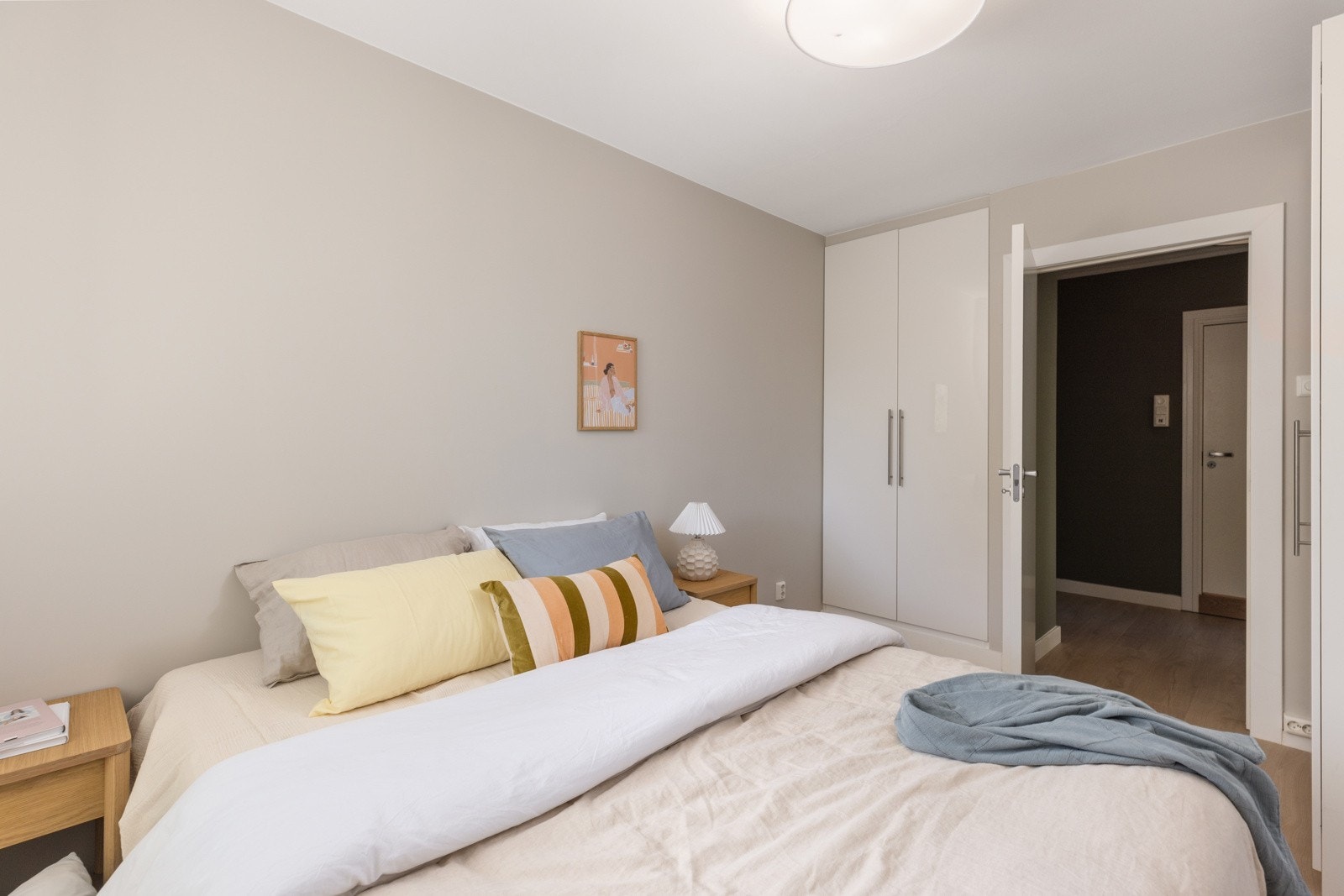 Garderobeskap ved døren Galleribilde