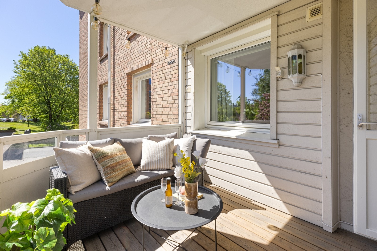 Her er det lagt tregulv oppå betongbalkongen slik at en får større gulvflate Galleribilde