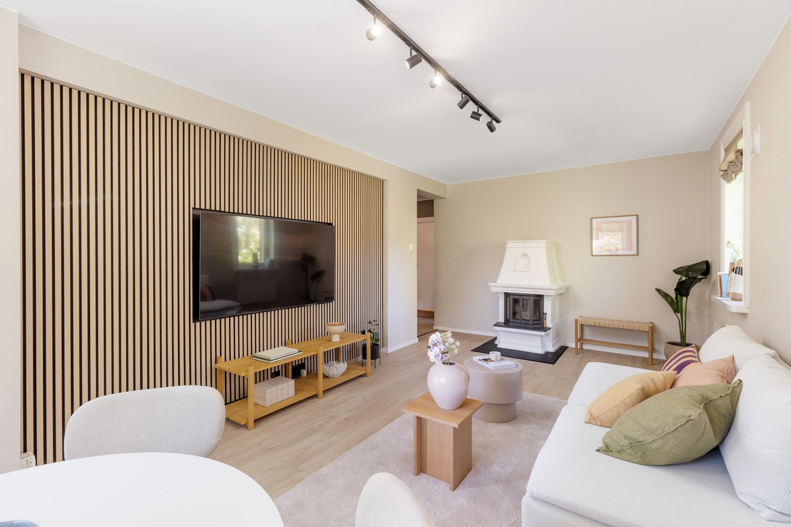 Nye gulv, helsparkelde vegger, samt himling og overflatebehandling Galleribilde