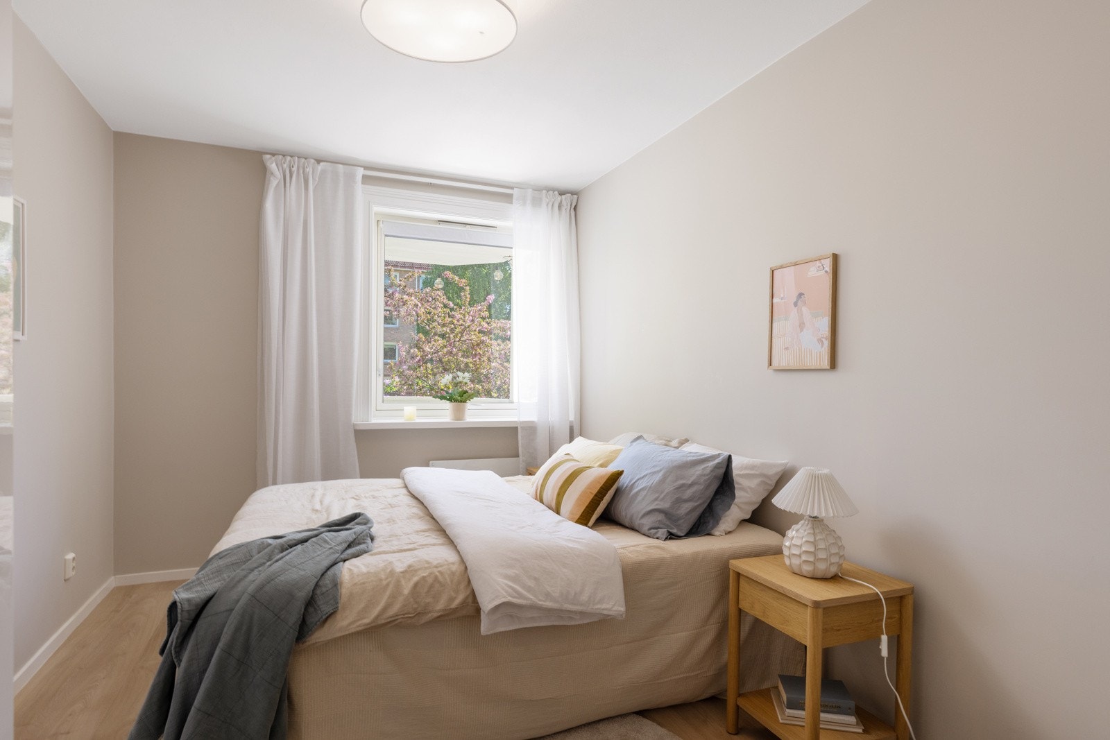 Romslig soverom med god plass til dobbeltseng Galleribilde