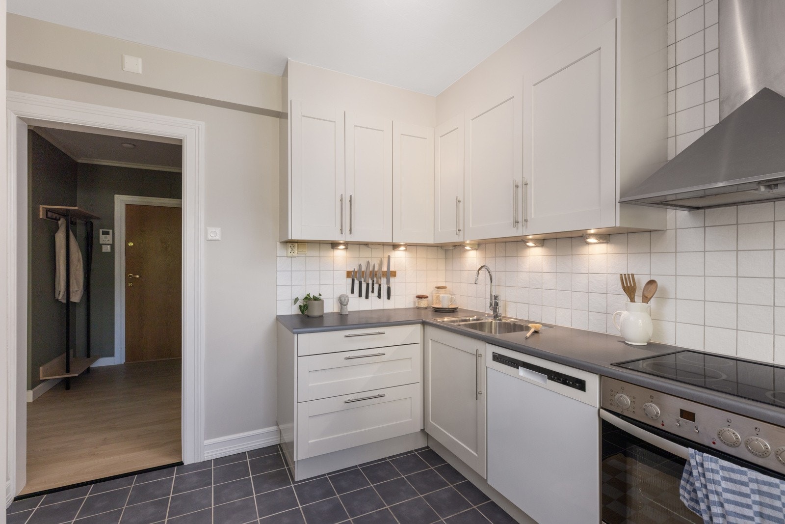 Rikelig med skap og benkeplass Galleribilde