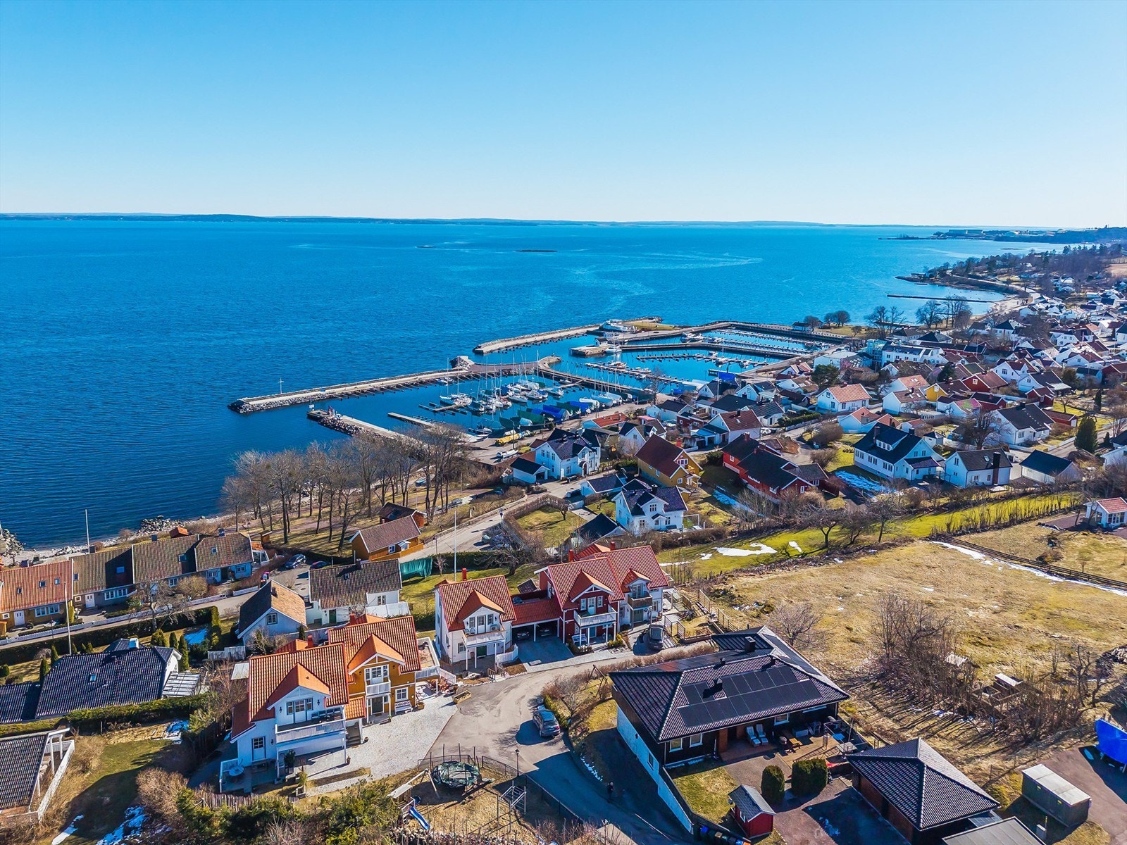 Kort vei til strand og båthavn Galleribilde