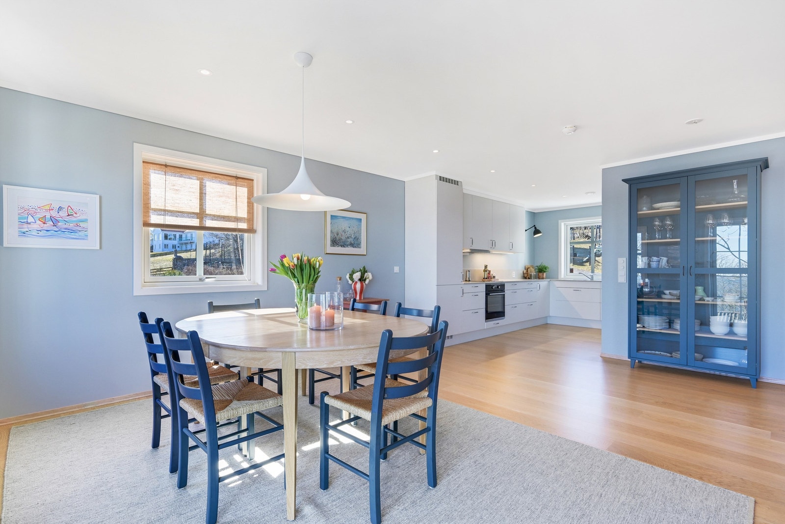 Stue m/åpen løsning til kjøkken Galleribilde