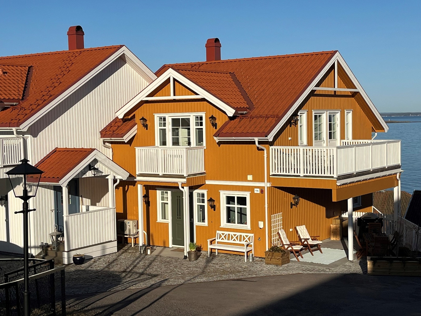 Fasade i kveldssol Galleribilde