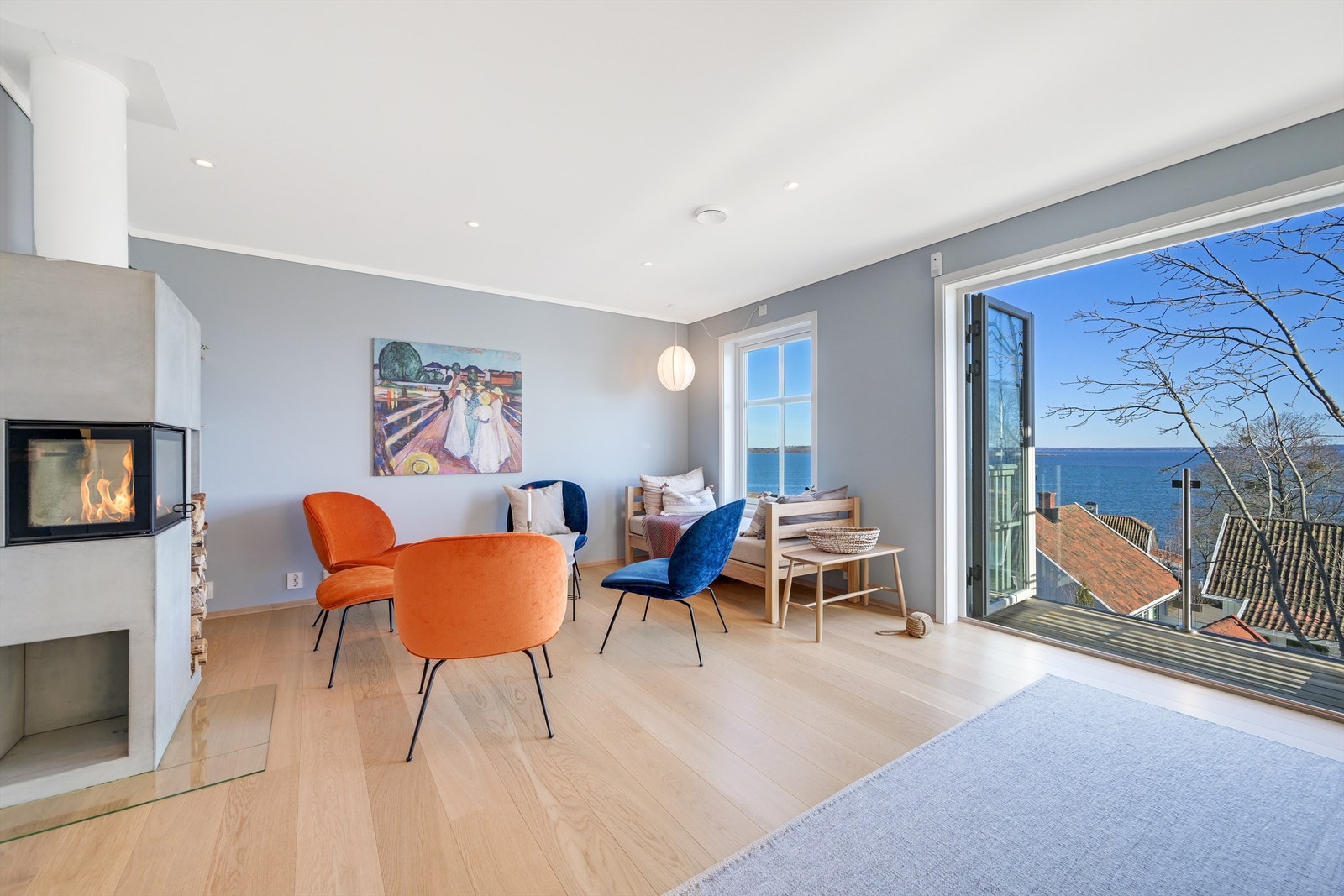 Stue med utgang til balkong mot øst Galleribilde