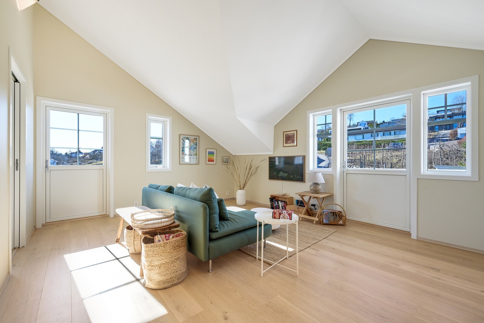 Stuen på øvre plan har utgang til 2 balkonger Galleribilde