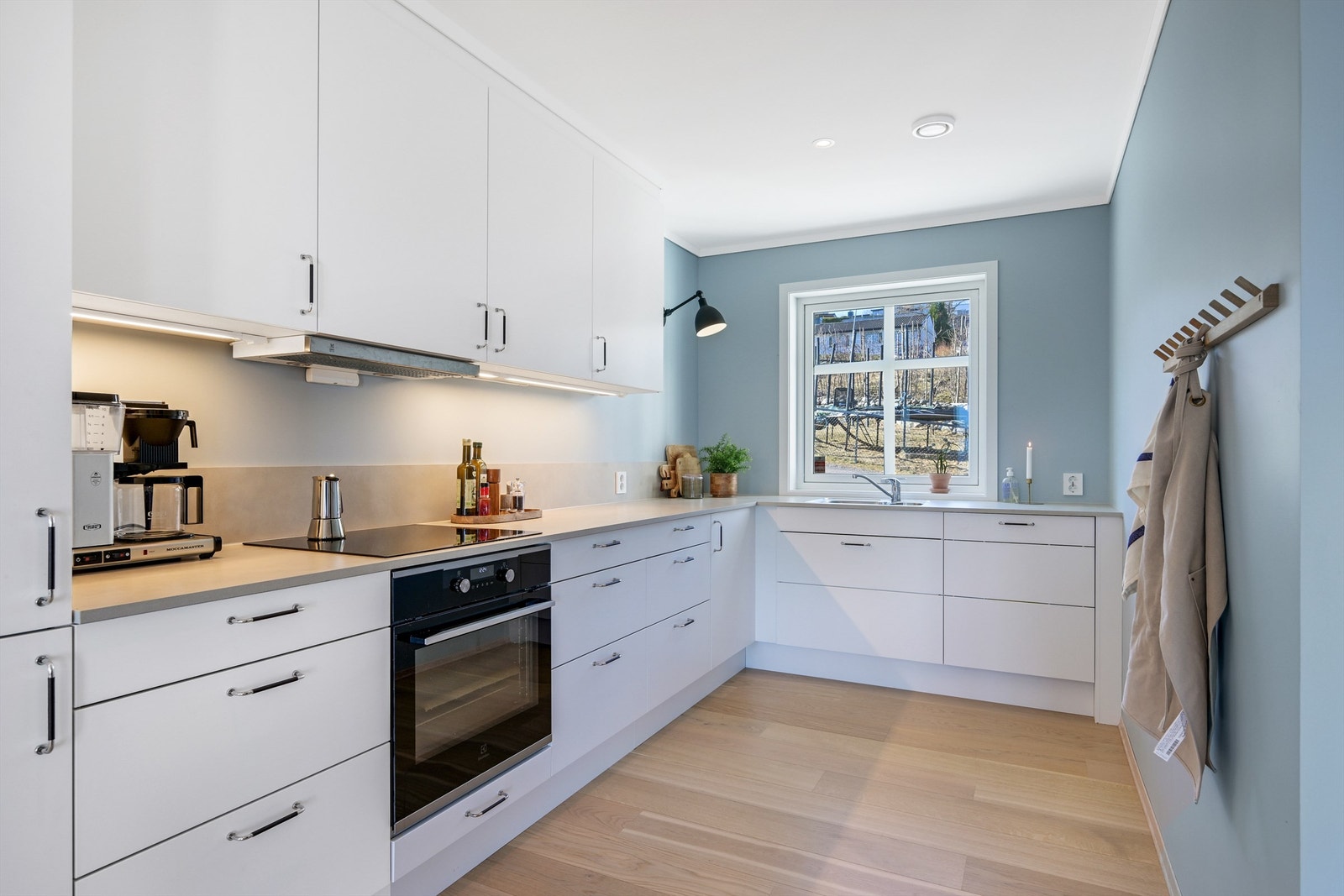 Kjøkken har integrerte hvitevarer Galleribilde