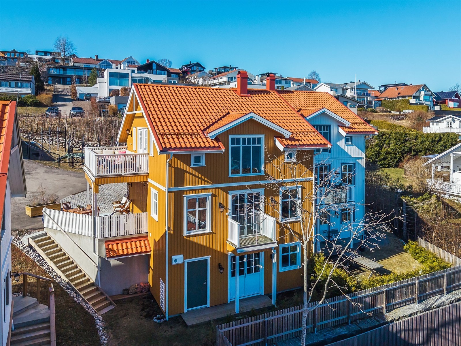 Boligen går over 3 etasjer Galleribilde