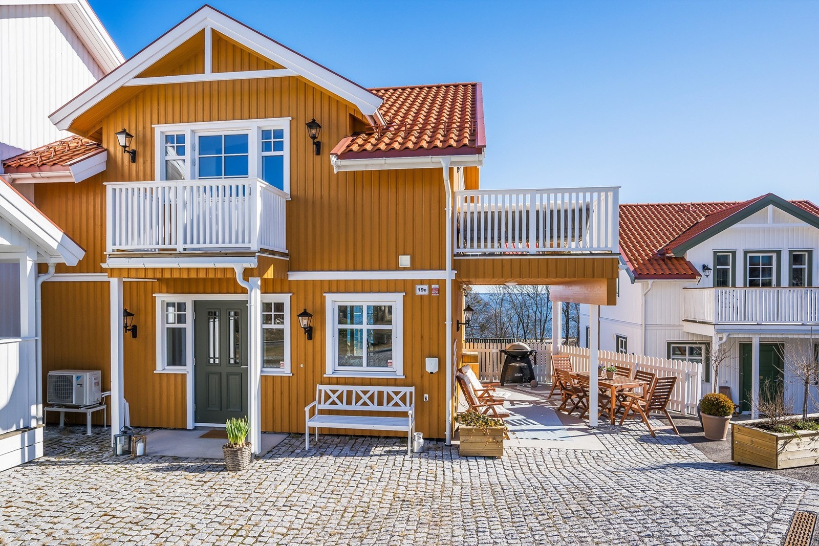 Fasade vest - brostensbelagte uteområder Galleribilde