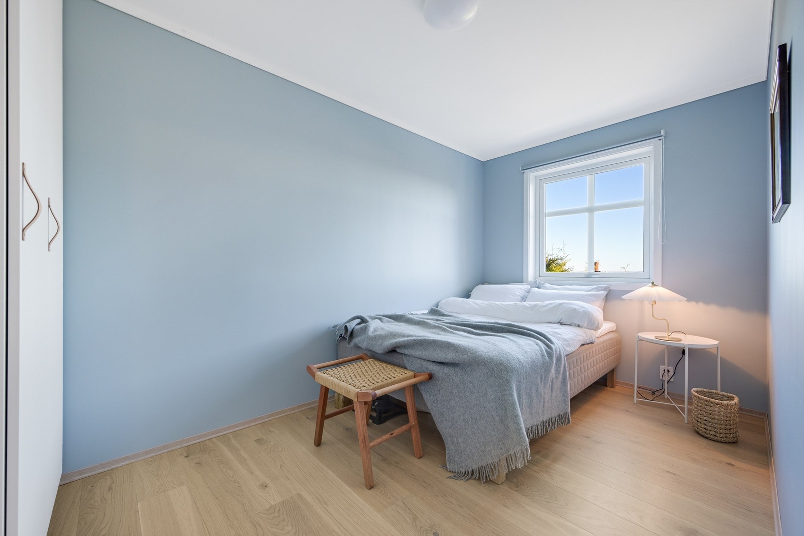 Soverom i underetasje med skapinnredning Galleribilde