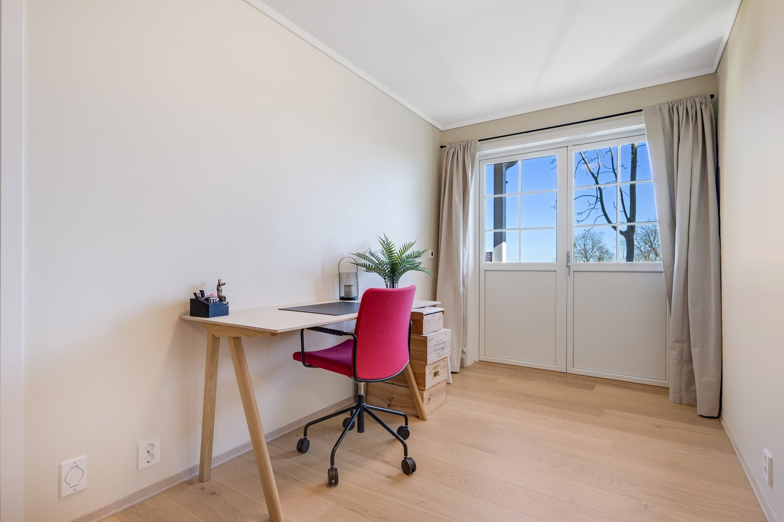 Kjellerstue med utgang til hage Galleribilde