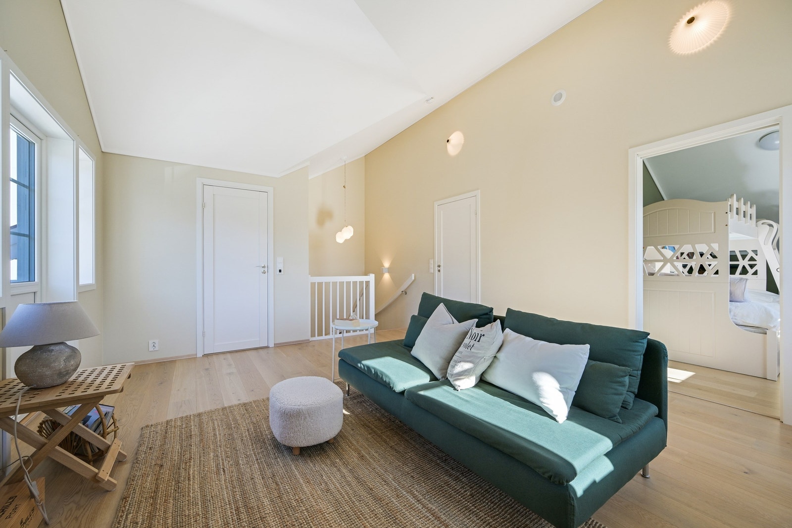 Fra stuen er det tilkomst til bad og 2 soverom Galleribilde