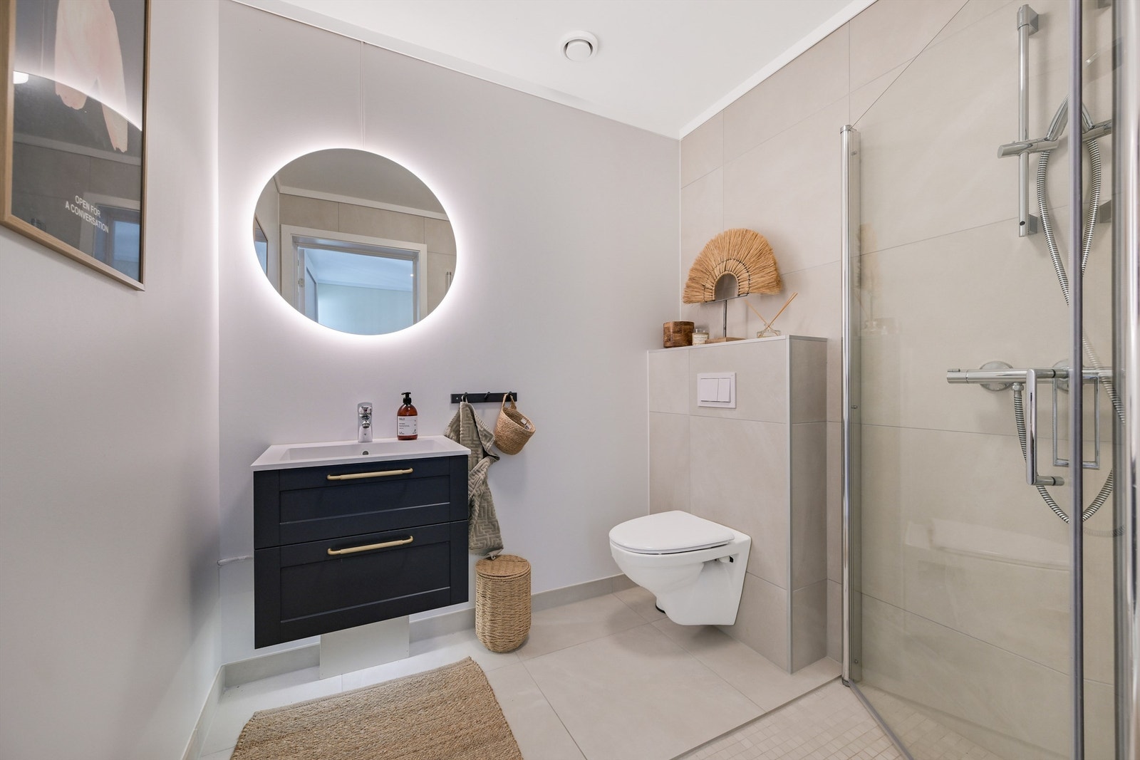 Bad i 1. etasje er helfliset Galleribilde