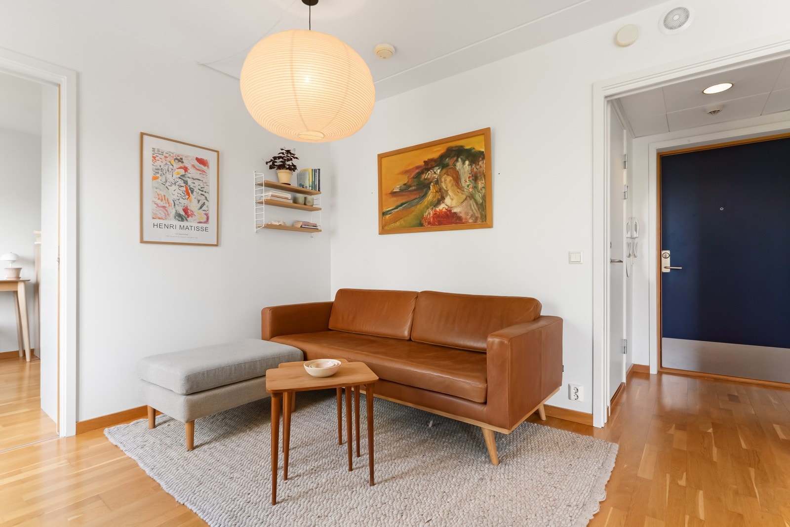 Plass til sofagruppe med tilhørende møblement. Galleribilde