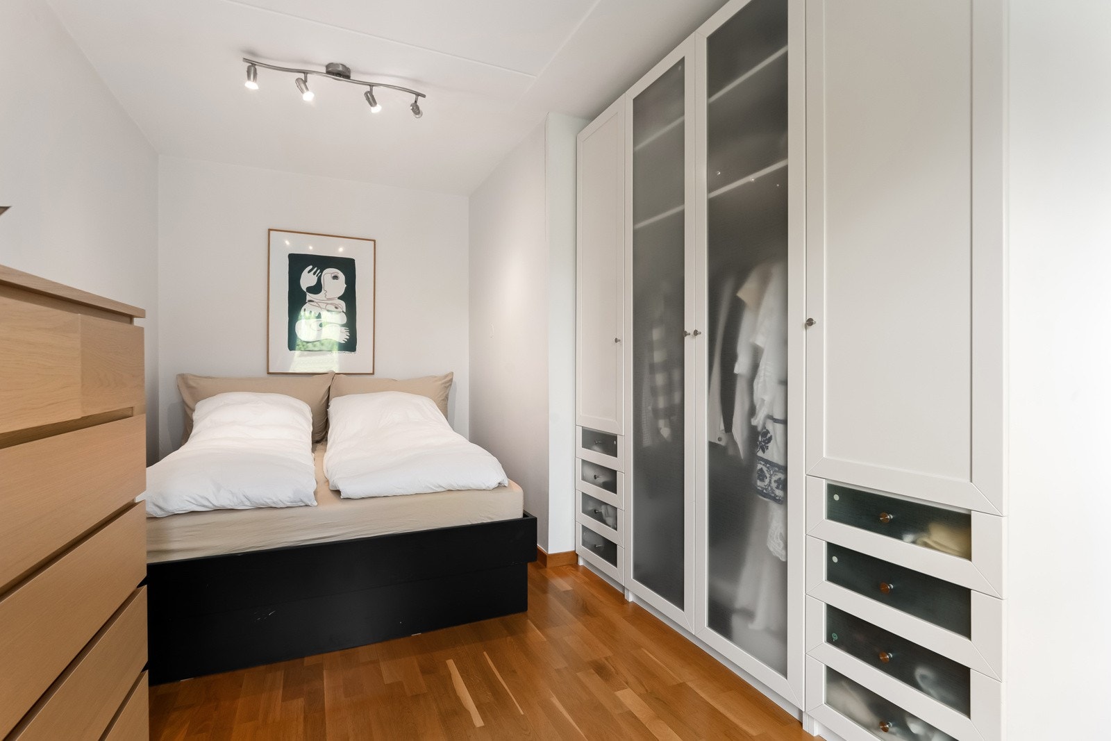 Stort garderobeskap medfølger. Galleribilde