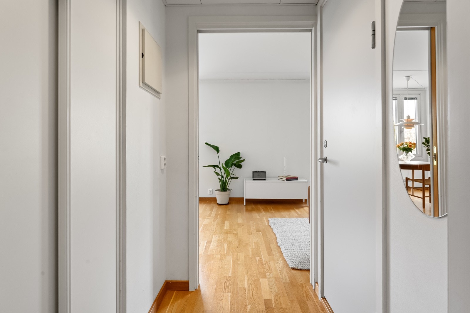 Lys og praktisk entré med god plass til yttertøy og sko i skyvedørsgarderobe. Galleribilde