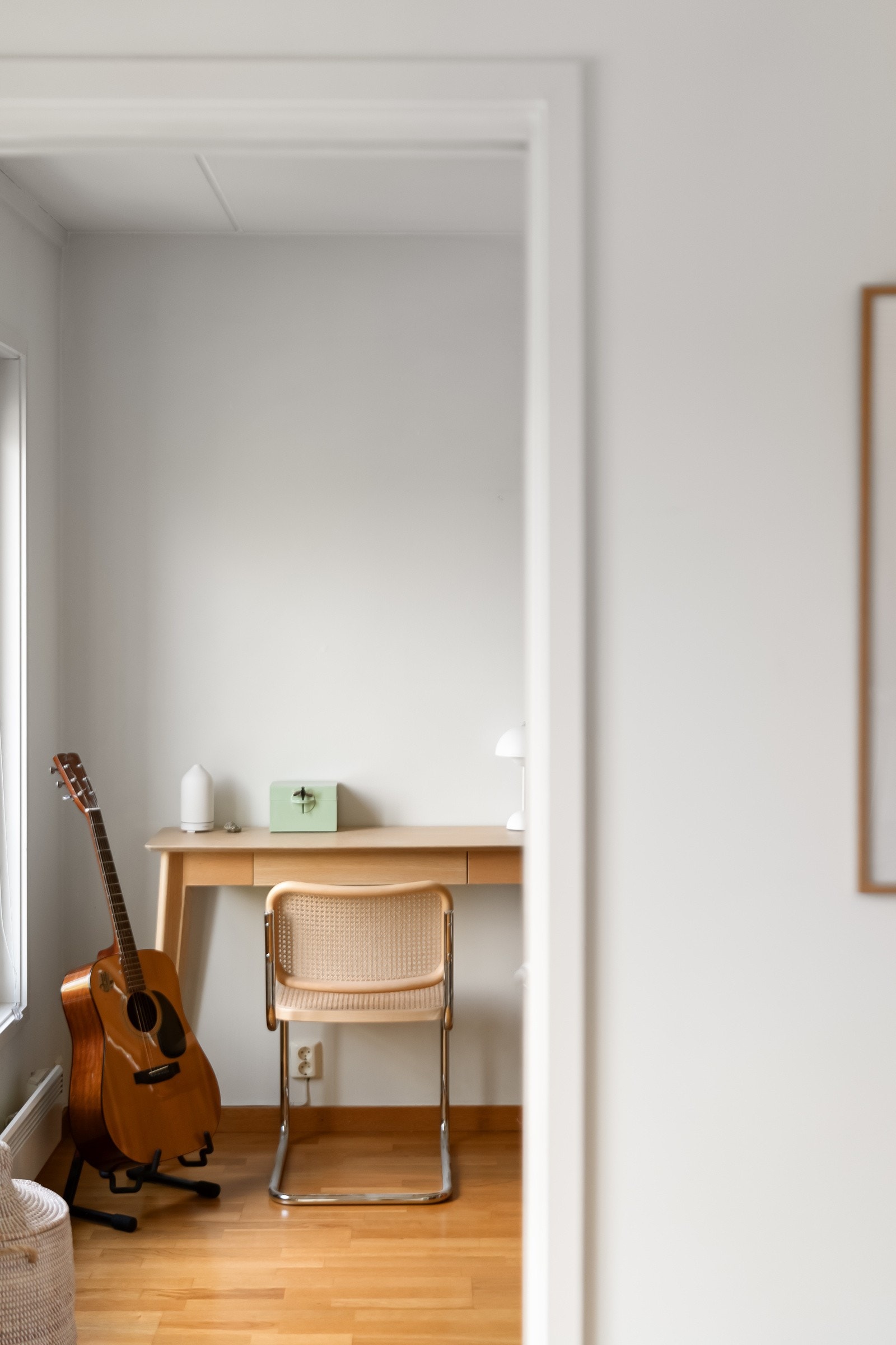 Plassbesparende skyvedør inn til soverommet. Galleribilde