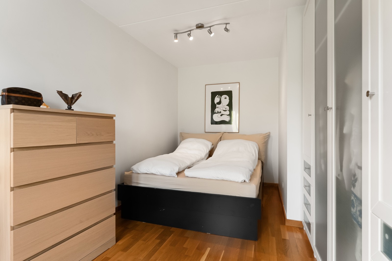 Det er flere møbleringsmuligheter avhengig av valgt plassering av garderobeskap og seng (selger har tidligere hatt garderobeskap på vegg hvor sengen står og seng hvor skapet står). Galleribilde