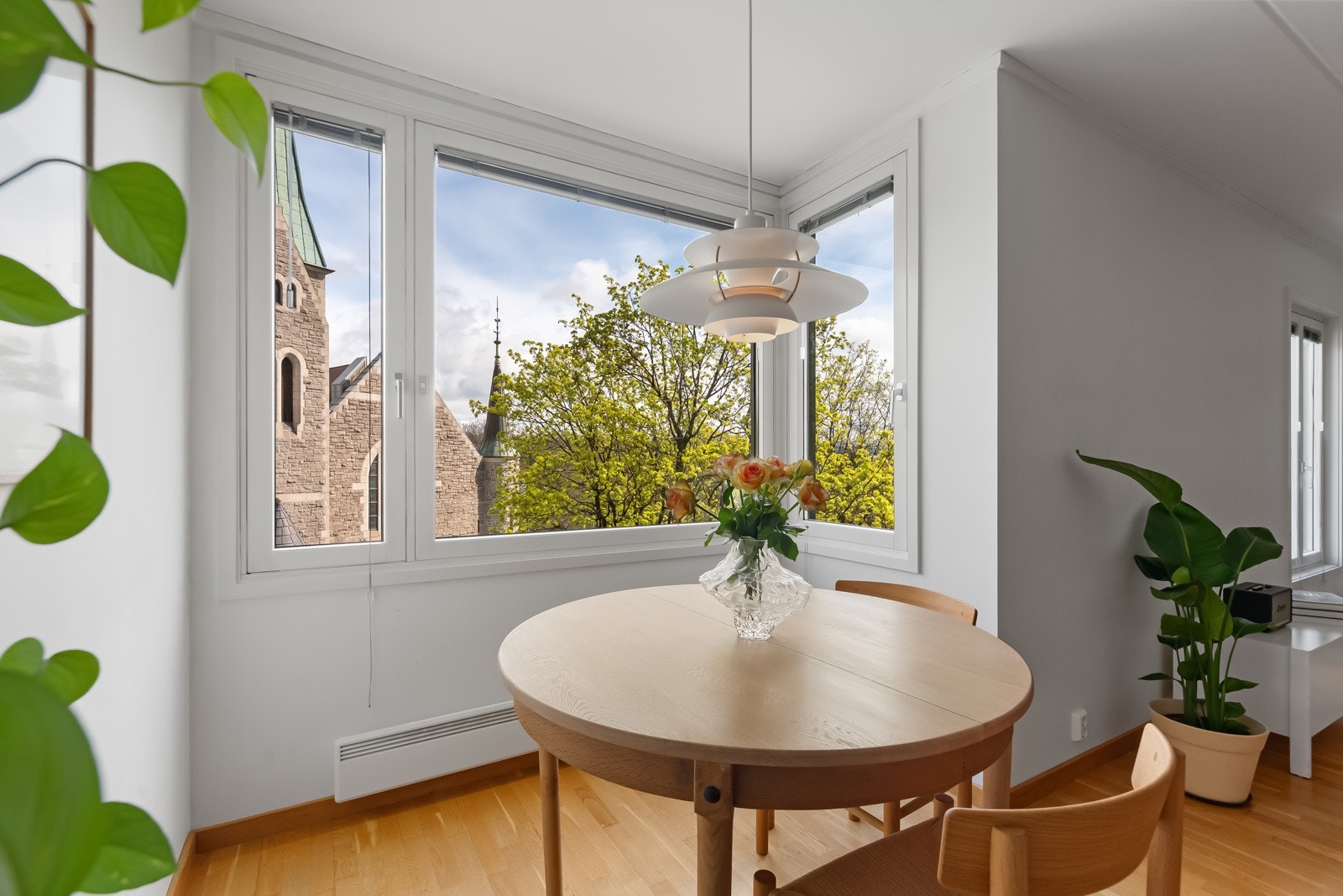 God plass til spisebordsgruppe med hyggelig utsyn mot parken. Galleribilde