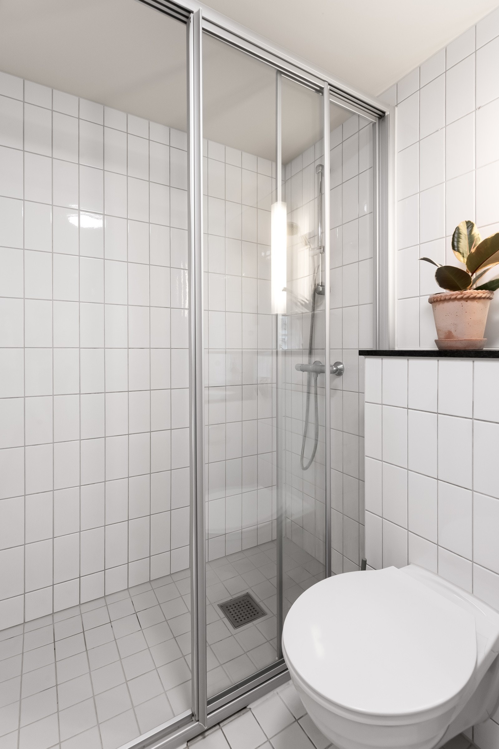 Dusjsone av god størrelse med dusjvegger på skinner. Galleribilde