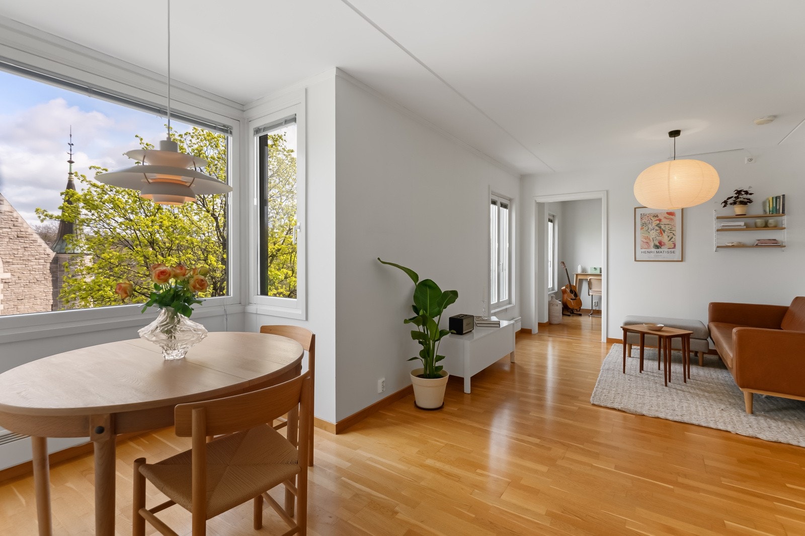 Store vindusflater og ingen gjenboere bidrar til fine lysforhold i leiligheten. Galleribilde