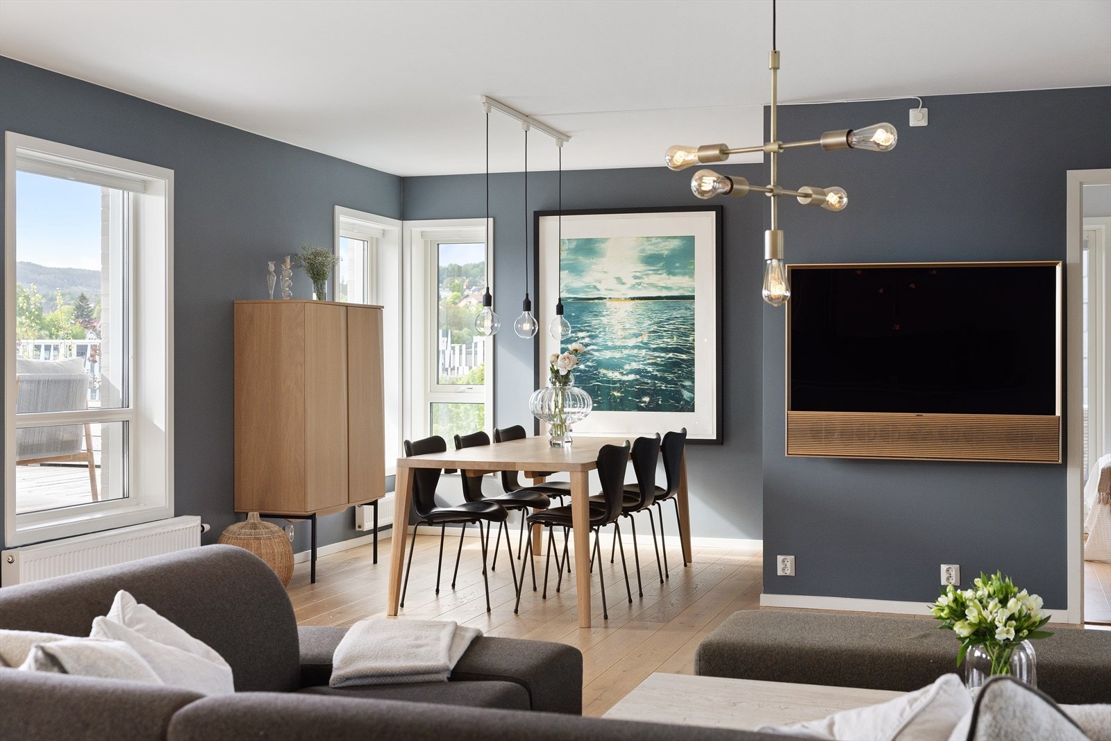 Planløsningen er åpen og fleksibel, med rikelig plass til både sofagruppe, TV-møbler og et spisebord med tilhørende stoler - perfekt tilpasset dine møbleringsønsker. Galleribilde