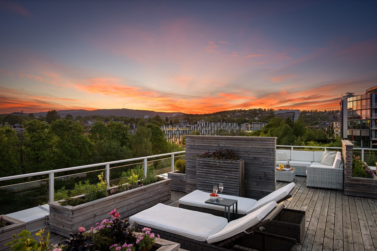 Med sine store 146 kvadratmeter gir den rikelig med plass til både avslapning, sosialt samvær og hyggelige middager under åpen himmel. Galleribilde