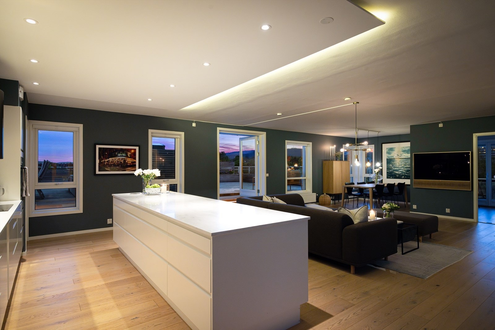 Her kan du nyte avslappende kvelder i en unik bolig med både komfort og utsikt i særklasse. Galleribilde