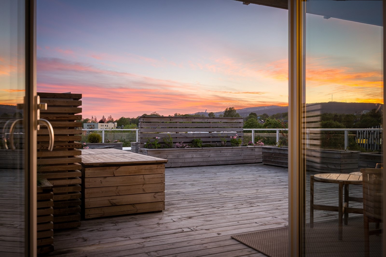 Fra stuen er det utgang til en spektakulær takterrasse som strekker seg over hele 146 kvm, med flotte soner for både avslapning og sosiale sammenkomster. Galleribilde