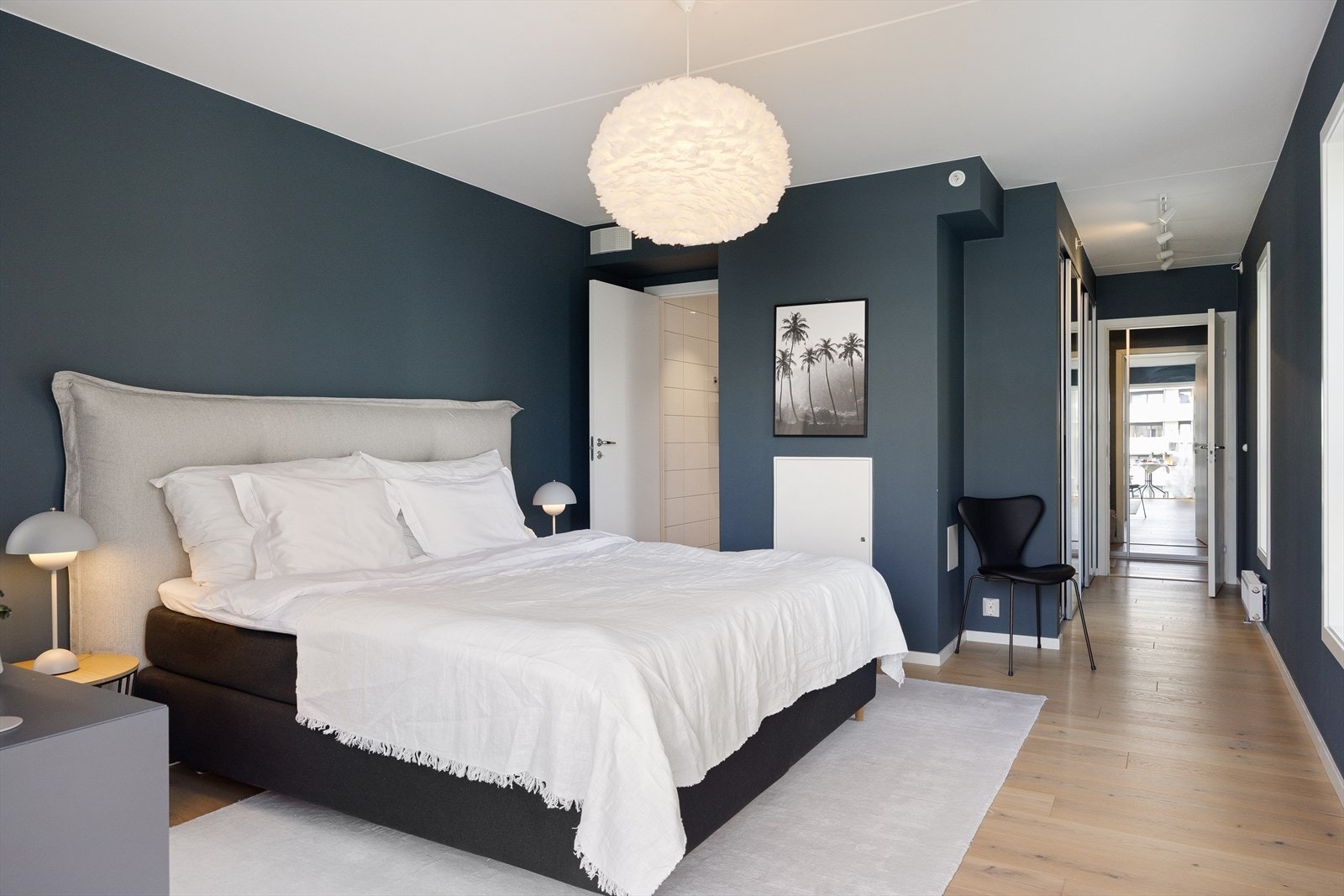 Fra soverommet er det praktisk direkteadkomst til baderommet - en komfortabel og funksjonell løsning i hverdagen. Galleribilde