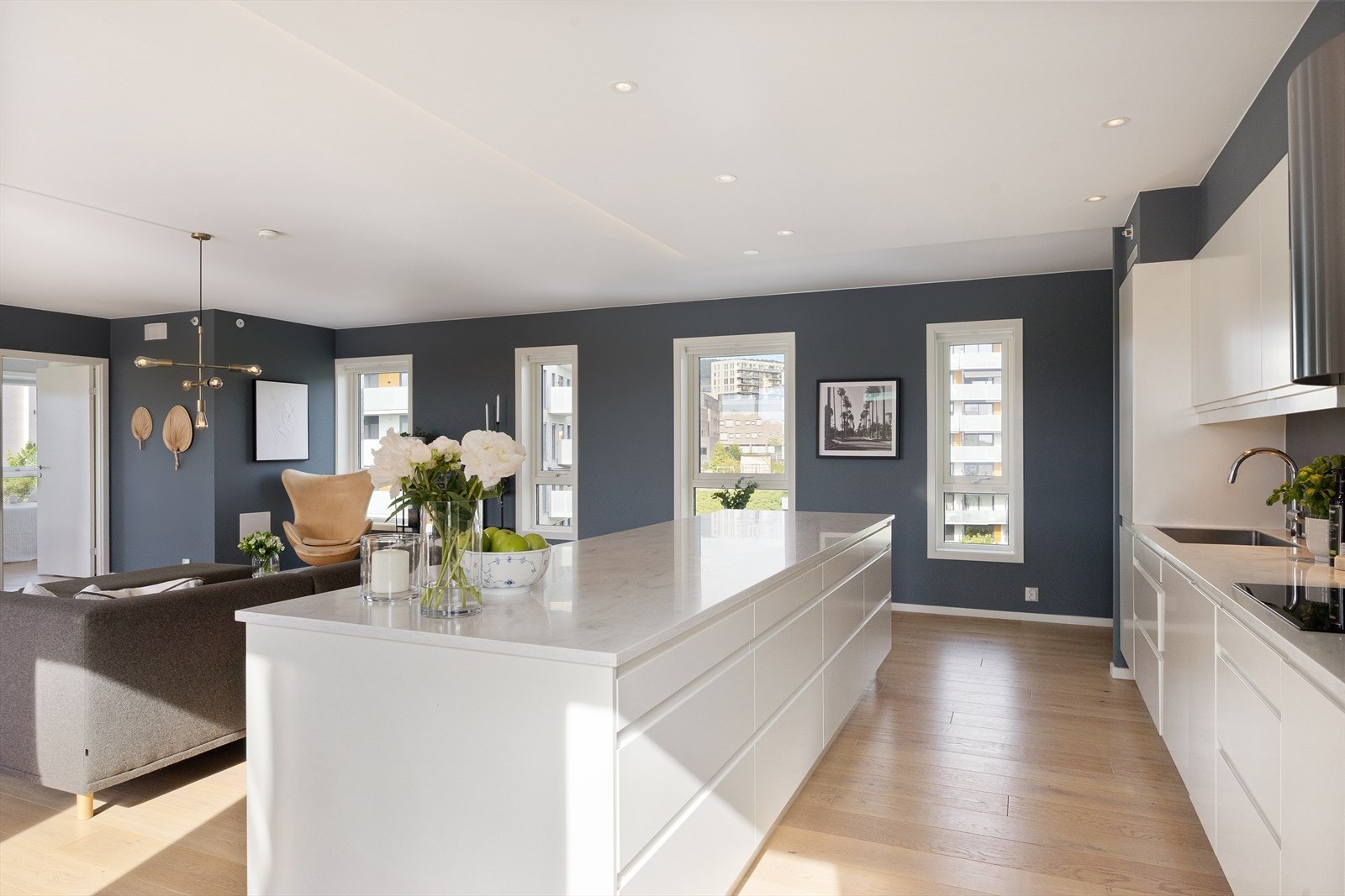 På kjøkkenet er det også downlights i himlingen, som sørger for jevnt og godt arbeidslys - perfekt for deg som liker å lage mat i gode omgivelser. Galleribilde