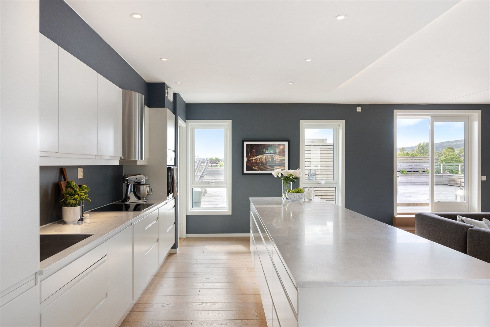 Innredningen består av høyskap, over- og underskap med integrert belysning under overskapene, samt en stilren plate mellom benkeplate og overskap som gjør rengjøringen enkel. Galleribilde